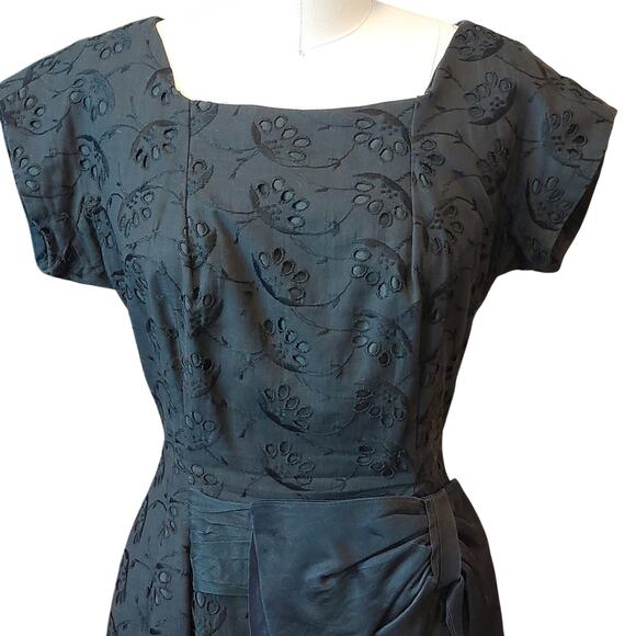 VTG Eyelet Little black Bombshell wiggle dress VLV 50s 60s - Picture 3 of 7